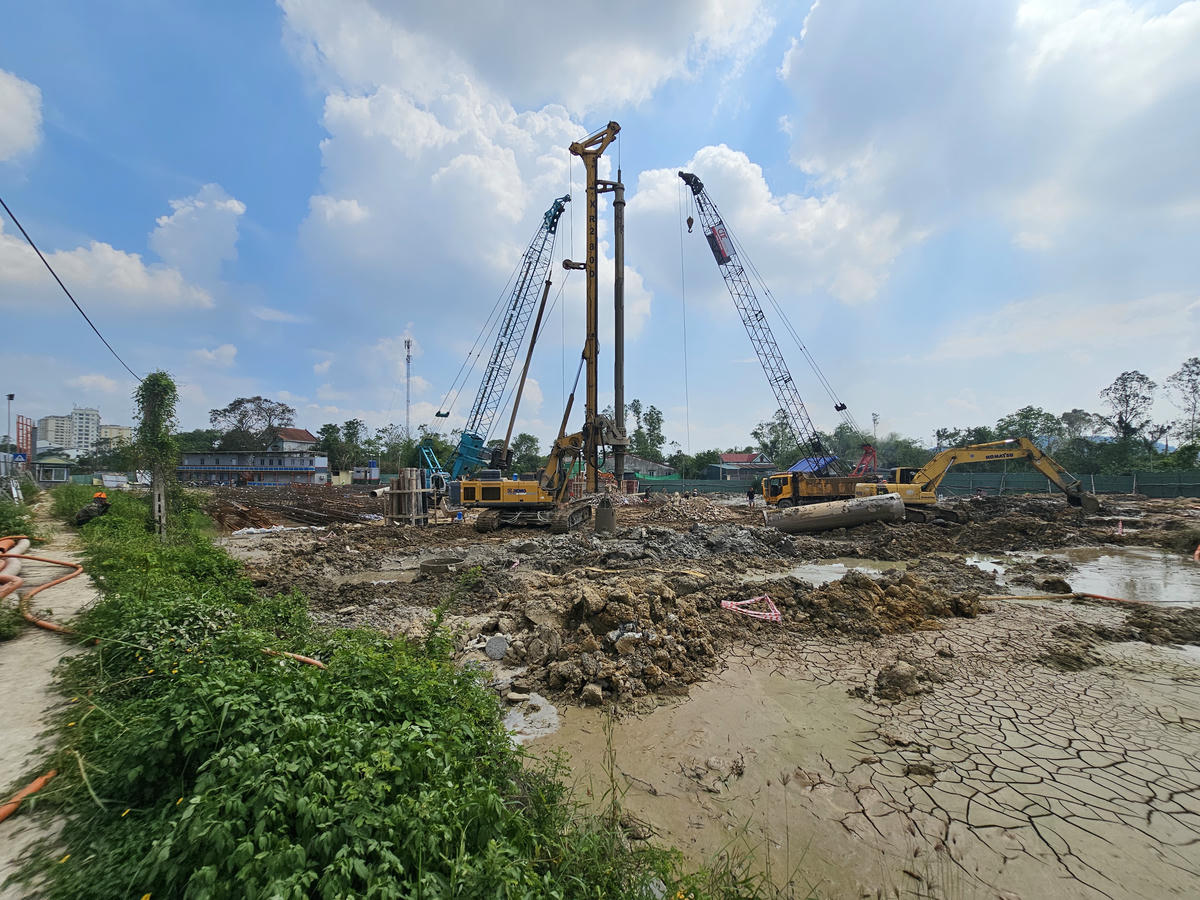Ngày 15/9, ghi nhận của phóng viên Báo Đại đoàn kết, nhà thầu thi công đang tập trung máy móc thiết bị thi công khoan cọc nhồi. Ảnh: Quốc Thanh.