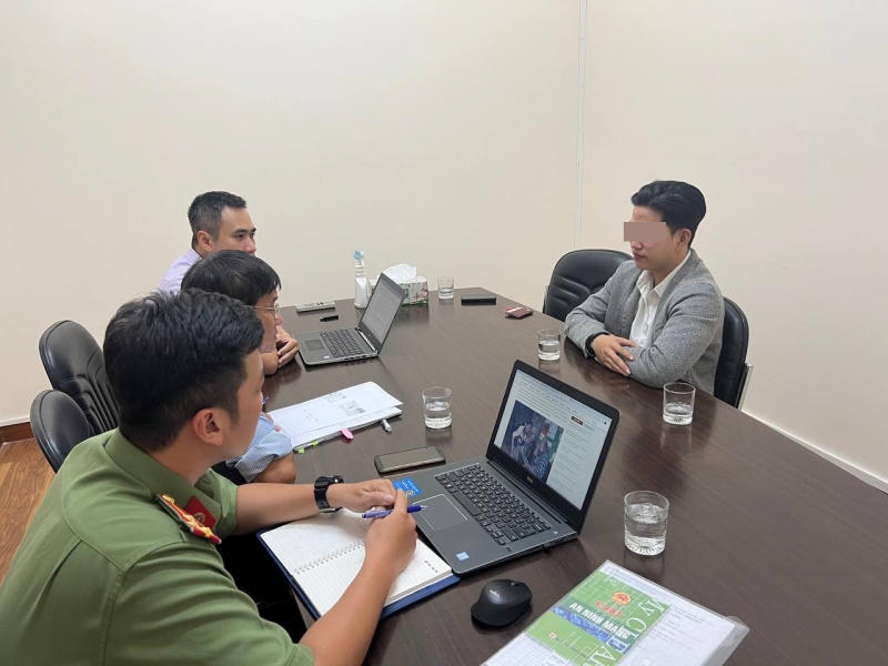 Cơ quan chức năng làm việc với một chủ tài khoản TikTok vi phạm. Ảnh: CACC.