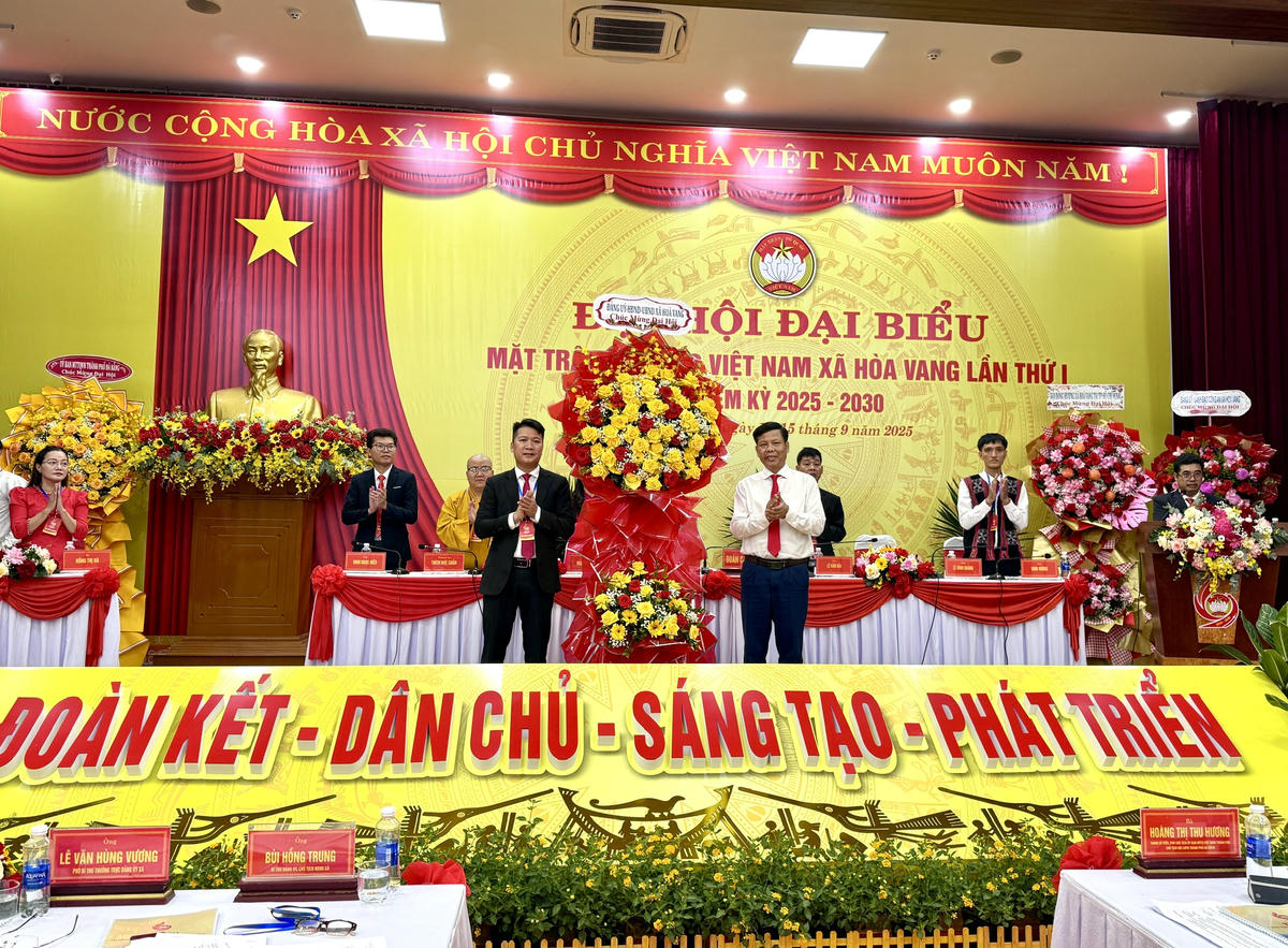 Ông Bùi Hồng Trung, Bí thư Đảng ủy xã Hòa Vang (bên phải) tặng hoa chúc mừng đại hội. Ảnh: Quốc Lành.