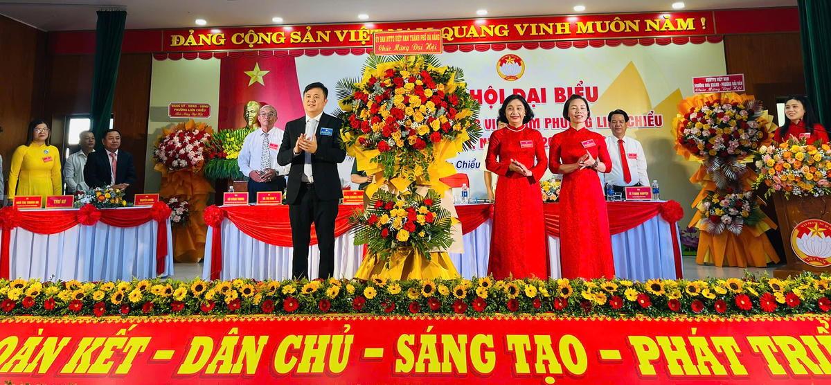 Ông Lê Công Hùng, Phó Chủ tịch Ủy ban Mặt trận Tổ quốc Việt Nam thành phố, Bí thư Thành đoàn Đà Nẵng tặng hoa chúc mừng đại hội. Ảnh: Phạm Bình.