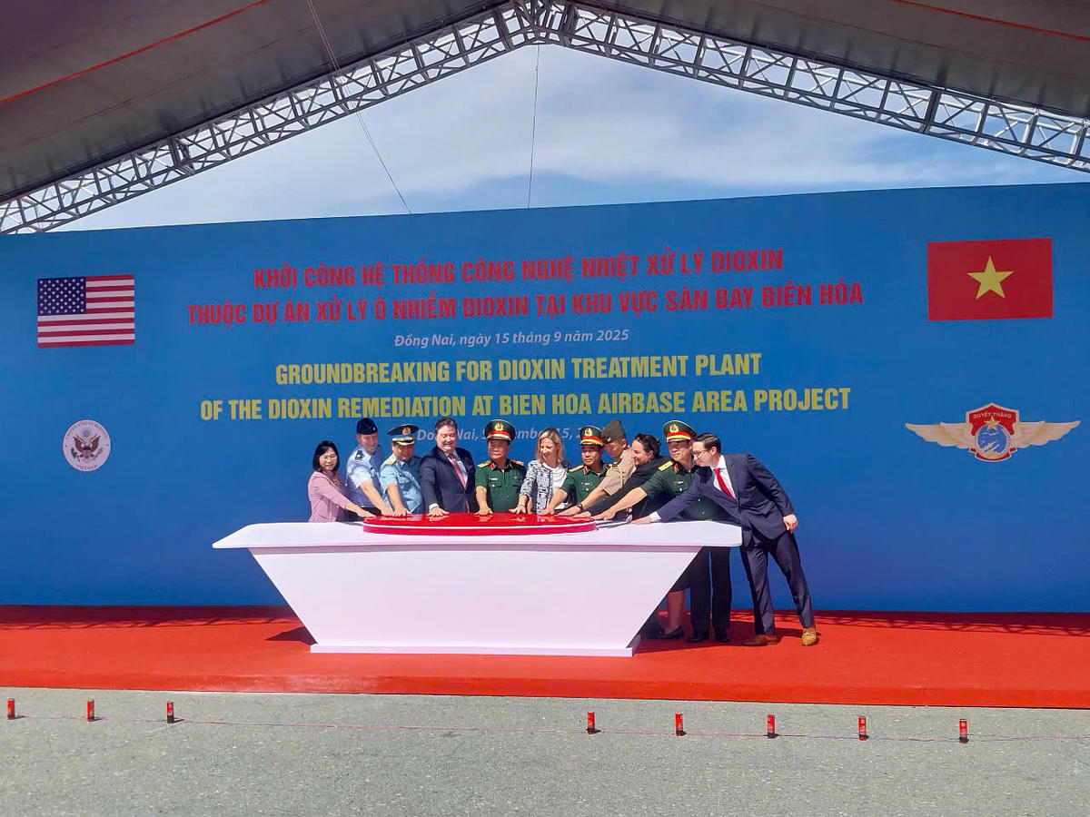 Các đại biểu nhấn nút khởi công hệ thống công nghệ nhiệt xử lý dioxin thuộc Dự án xử lý ô nhiễm dioxin tại khu vực Sân bay Biên Hòa. Ảnh: S.X.