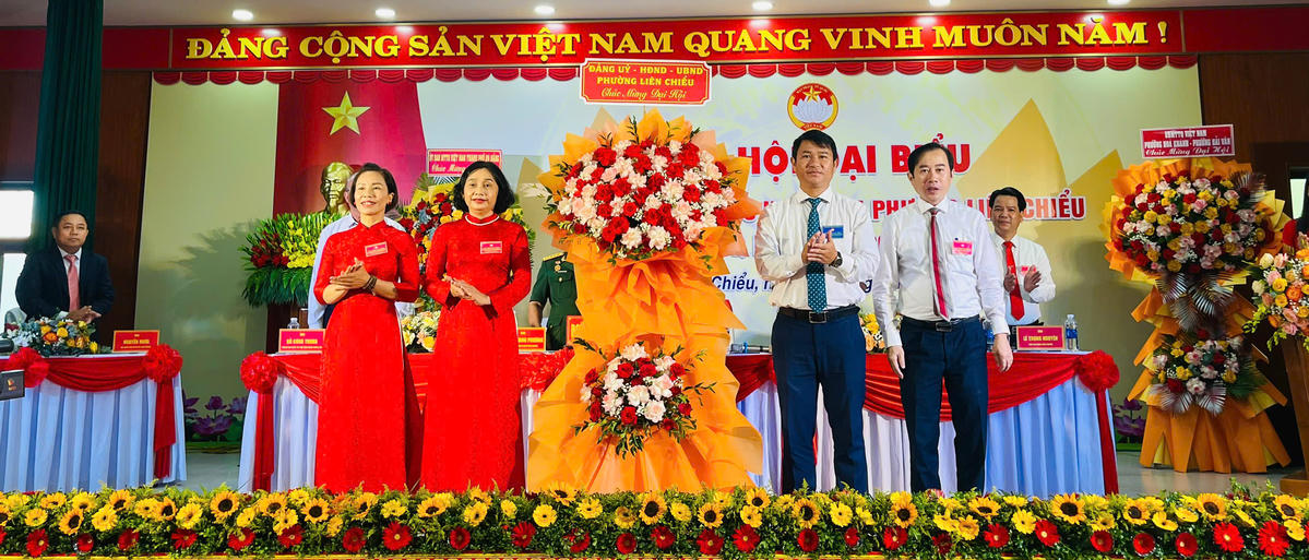 Ông Nguyễn Đình Khánh Vân, Bí thư Đảng ủy phường; ông Đặng Ngọc Nhân, Phó Bí thư Thường trực Đảng ủy phường Liên Chiểu tặng hoa chúc mừng đại hội. Ảnh: Phạm Bình.