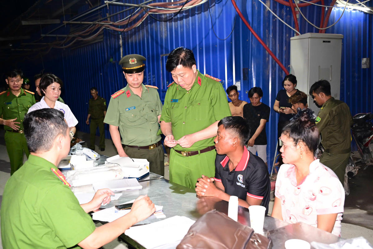 Đại tá Bùi Trung Thành, Phó Giám đốc Công an TP Hải Phòng trực tiếp kiểm tra tại khu nhà ở công nhân. Ảnh: CTV.