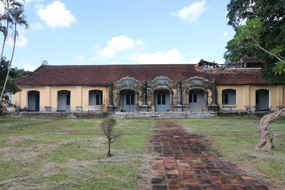 Ông Hoàng Việt Trung cho biết, sau khi trùng tu và đưa vào sử dụng, di tích Quốc Tử Giám và Điện Long An sẽ thành một khối thống nhất, góp phần hoàn thiện tổng thể Di tích Cố Đô Huế. Nơi đây sẽ trở thành điểm tổ chức các buổi lễ trao bằng, nhận giải thưởng, hội thảo khoa học, trao học bổng, khen thưởng... Là nơi phù hợp để tổ chức các hoạt động văn hóa như lễ hội sách, lễ hội sáng tác thơ văn, điêu khắc, hội họa. Đồng thời là điểm đến tham quan hấp dẫn cho du khách khi đến Huế nói chung và tham quan về Bảo tàng Khoa bảng nói riêng. Ảnh: N.Q.