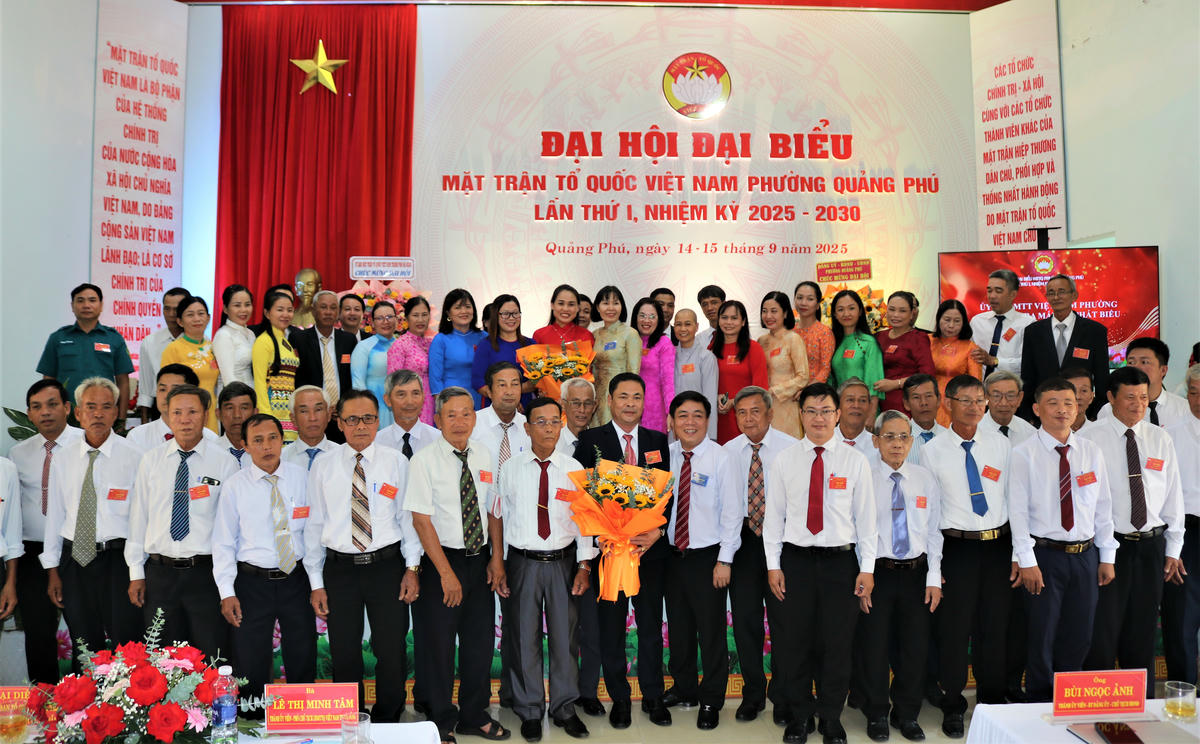 Bà Lê Thị Minh Tâm tặng hoa chúc mừng Đại hội Mặt trận phường Quảng Phú, lần thứ I, nhiệm kỳ 2025-2030. Ảnh: Chí Đại.


