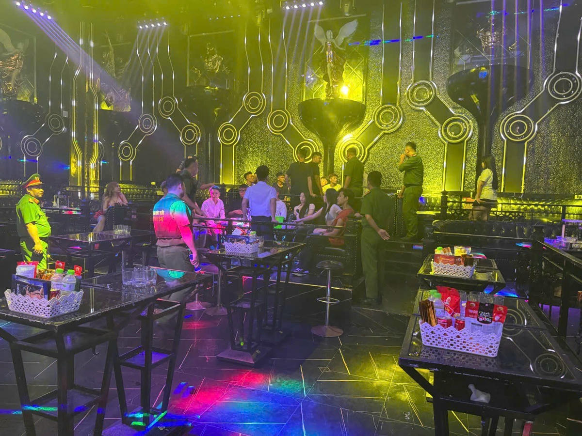 Công an đặc khu Cát Hải tiến hành kiểm tra các cơ sở kinh doanh dịch vụ "nhạy cảm". Ảnh: CTV.