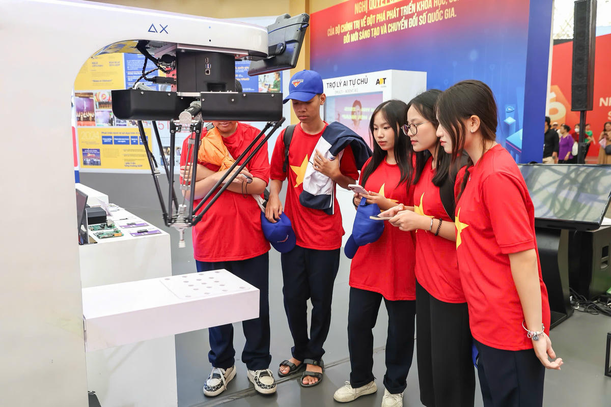 Các bạn trẻ hào hứng trước các sản phẩm công nghệ được trưng bày tại triển lãm. Ảnh: Quang Vinh.