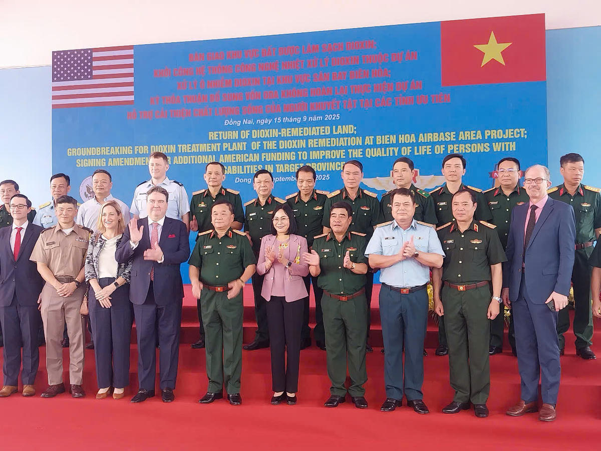 Đại biểu tham dự buổi làm việc chụp hình lưu niệm. Ảnh; S.X