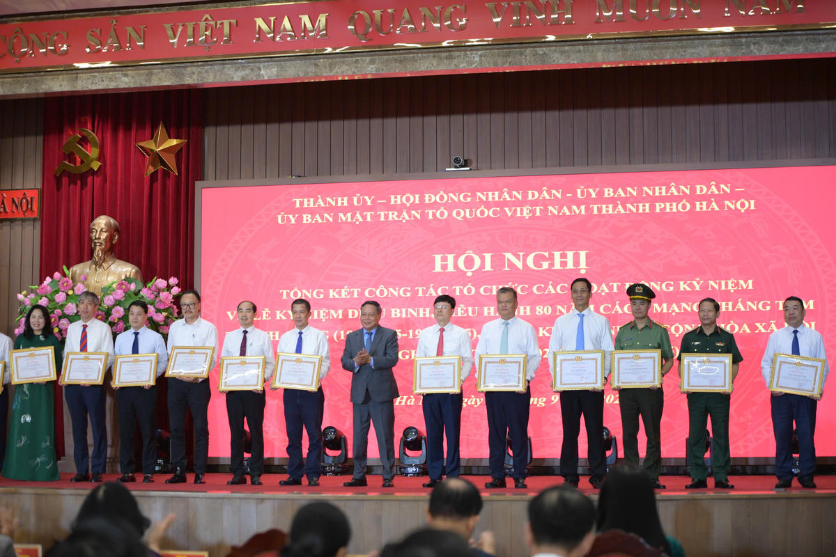 Phó Bí thư Thường trực Thành uỷ Hà Nội Nguyễn Văn Phong trao Bằng khen của Ban Thường vụ Thành ủy Hà Nội cho các cá nhân. Ảnh: P. Sỹ.