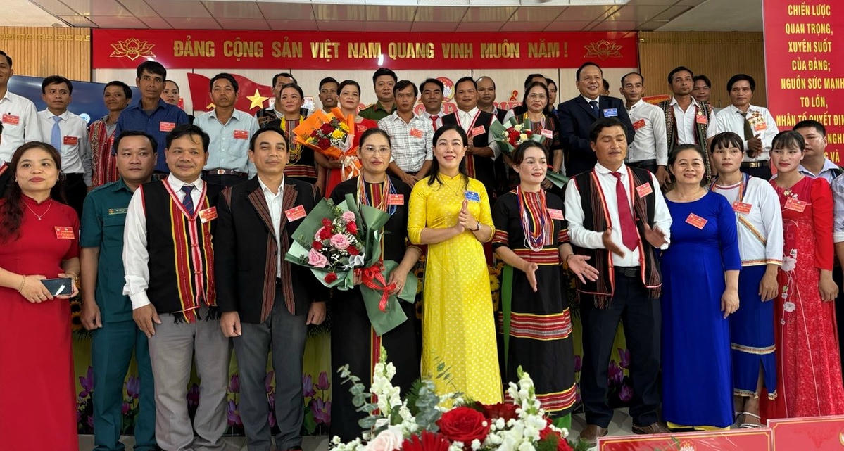 Bà Nguyễn Thị Thanh Phương (áo vàng) tặng hoa chúc mừng Đại hội Mặt trận xã Trà Giáp lần thứ I, nhiệm kỳ 2025-2030. Ảnh: Nguyễn Tín.