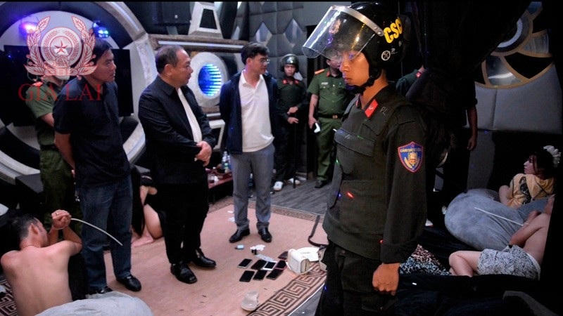 Lực lượng Công an đồng loạt đột kích kiểm tra các tụ điểm "bay lắc" địa bàn phường Diên Hồng. Ảnh: Công an cung cấp.