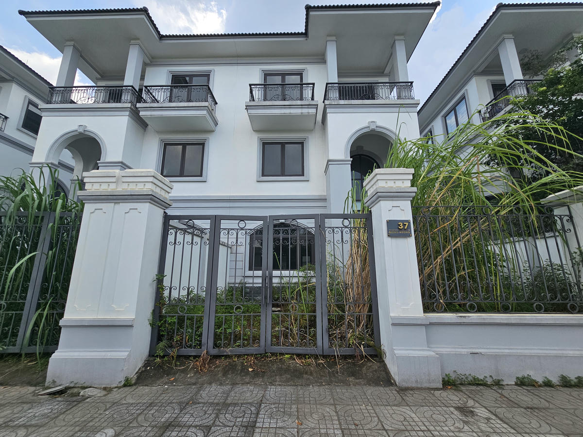 Trong khi đó, hàng loạt căn của khu thấp tầng dự án Vinh Heritage xây dựng xong nhưng hiện chưa có người dọn đến ở. Ảnh: Quốc Thanh.