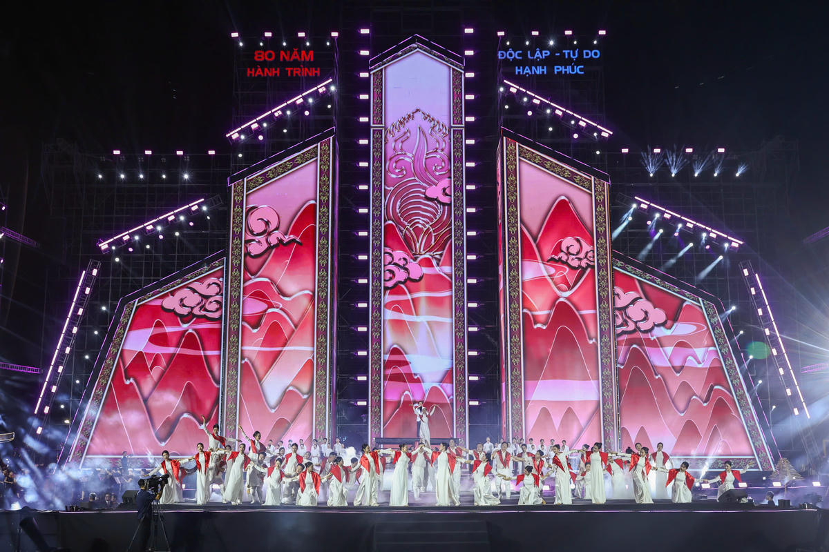 Một tiết mục văn nghệ tại lễ bế mạc. Ảnh Quang Vinh.