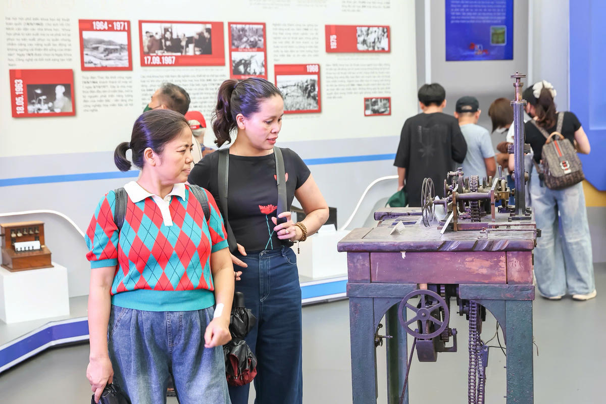 Du khách thích thú chiêm ngưỡng những hiện vật tại Triển lãm. Ảnh: Quang Vinh.