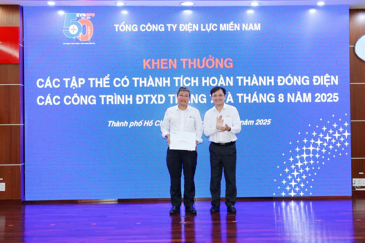 Tổng giám đốc EVNSPC Nguyễn Phước Đức khen thưởng Trung tâm Điều độ Hệ thống điện miền Nam (thuộc Công ty TNHH MTV Vận hành hệ thống điện và Thị trường điện Quốc gia) có thành tích góp phần trong công tác đóng điện các công trình đầu tư xây dựng tháng 7 và 8/2025 của EVNSPC.