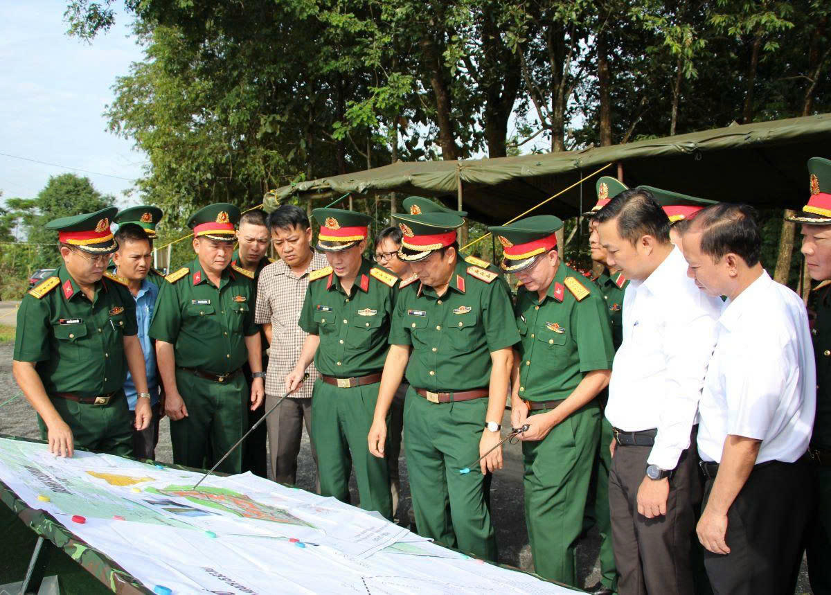 Thượng tướng Phùng Sĩ Tấn cùng các đại biểu khảo sát thực địa khu vực xây dựng trường học. Ảnh: TT.
