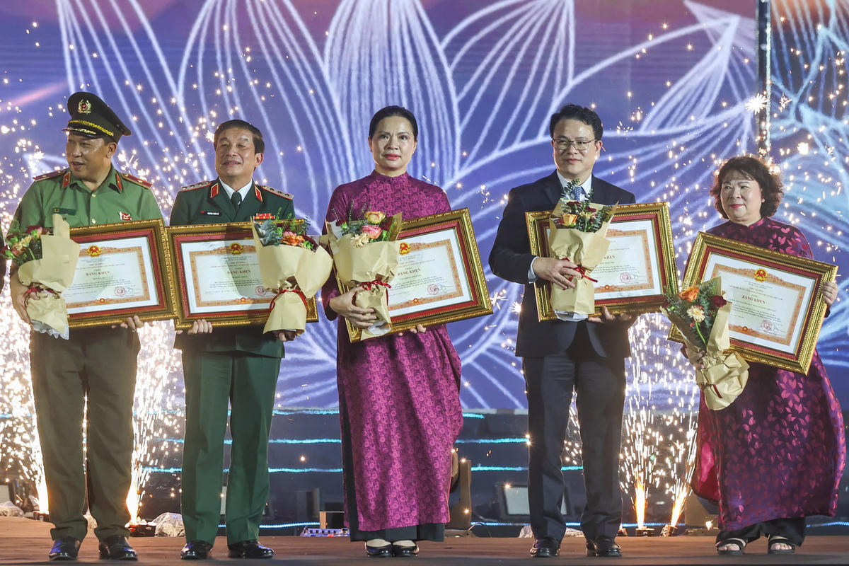 Phó Chủ tịch UBTW MTTQ Việt Nam Hà Thị Nga- đại diện cho UBTW MTTQ Việt Nam nhận Bằng khen của Thủ tướng Chính phủ. Ảnh: Quang Vinh.