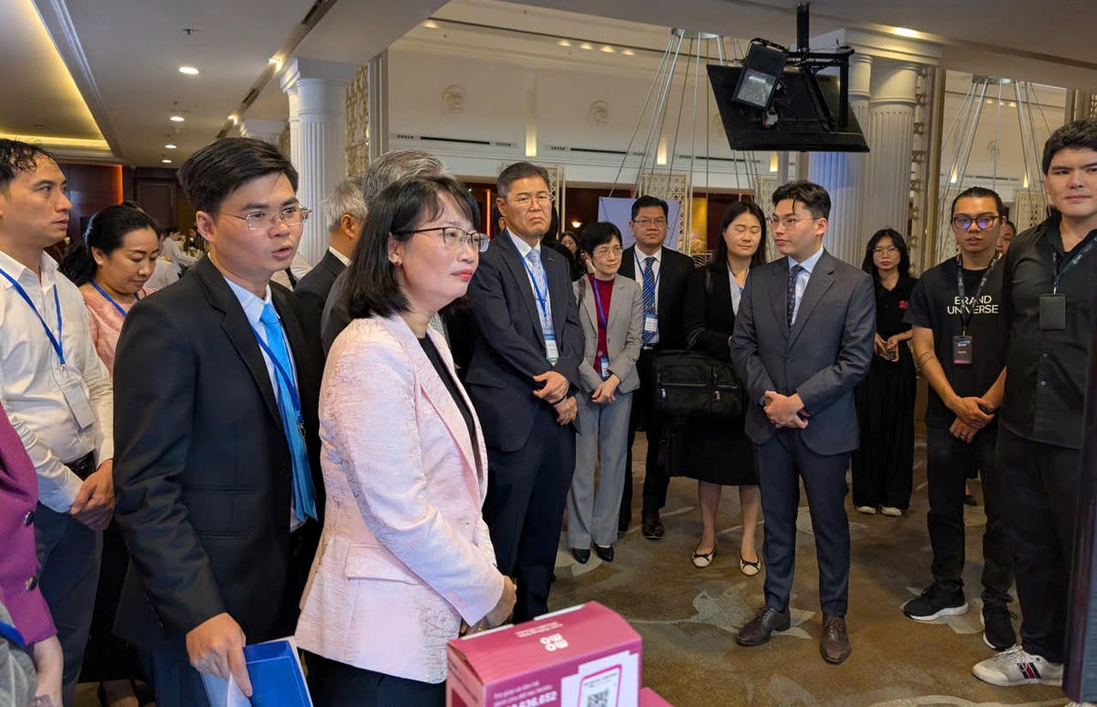 Các đại biểu tham  quan và nghe doanh nghiệp công nghệ chia sẻ thông tin trước sự kiện. Ảnh: S.X