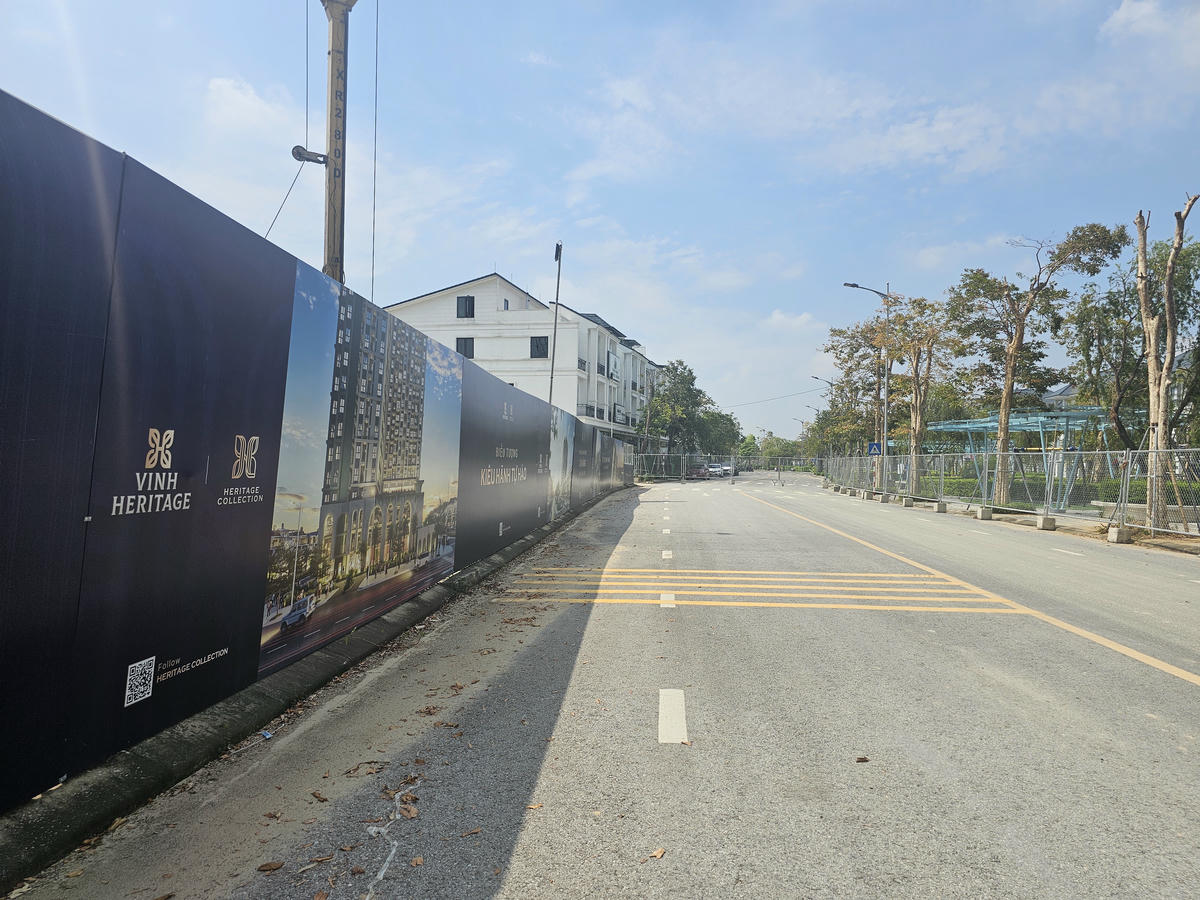 Pano quảng cáo - hàng rào dự án của chung cư cao tầng Heritage Collection. Ảnh: Quốc Thanh.