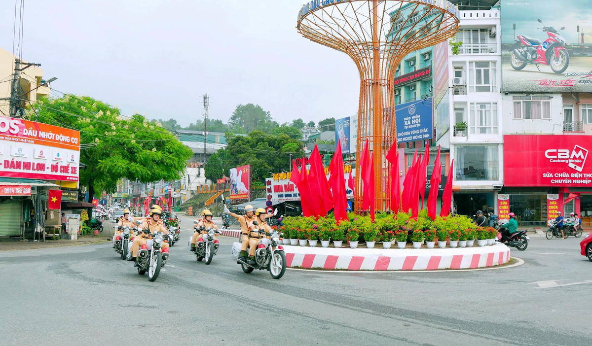 Các lực lượng phối hợp diễu hành, biểu dương lực lượng qua các tuyến địa bàn trọng điểm tại trung tâm tỉnh Cao Bằng. Ảnh: CAT Cao Bằng.