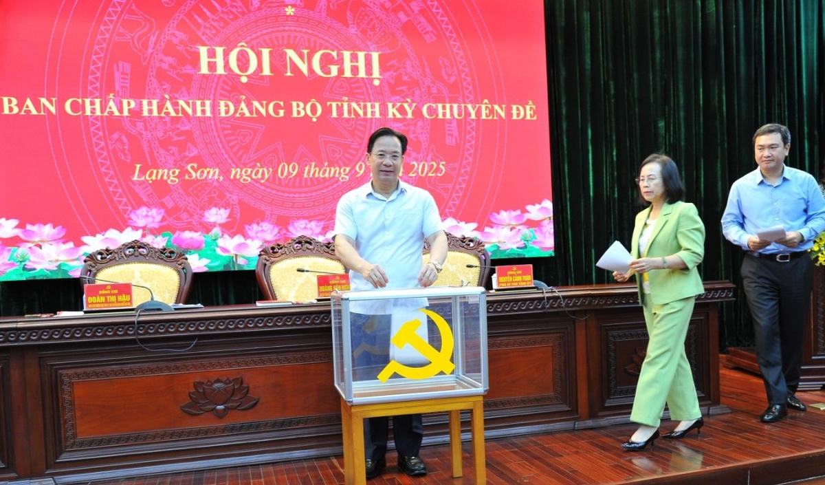 Tại Hội nghị Ban Chấp hành Đảng bộ tỉnh Lạng Sơn kỳ chuyên đề về công tác nhân sự Đại hội ngày 9/9, các đại biểu đã bỏ phiếu giới thiệu nhân sự bầu Đoàn đại biểu Đảng bộ tỉnh Lạng Sơn dự Đại hội toàn quốc lần thứ XIV của Đảng. Ảnh: BLS
