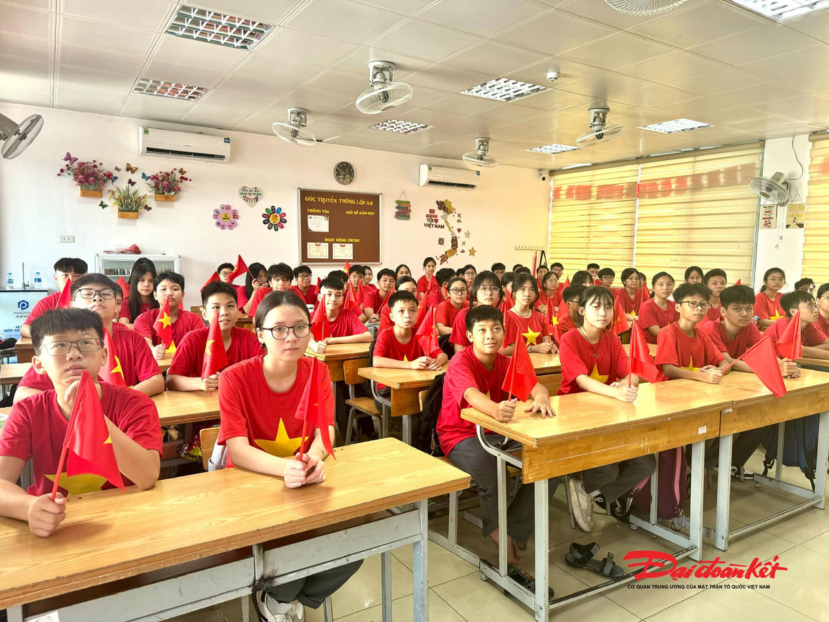 Học sinh Hà Nội trong ngày khai giảng năm học mới.