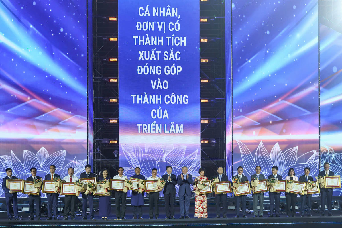 Phó Thủ tướng Thường trực Chính phủ Nguyễn Hòa Bình và Phó Thủ tướng Mai Văn Chính trao bằng khen và tặng hoa cho các tập thể. Ảnh: Quang Vinh.