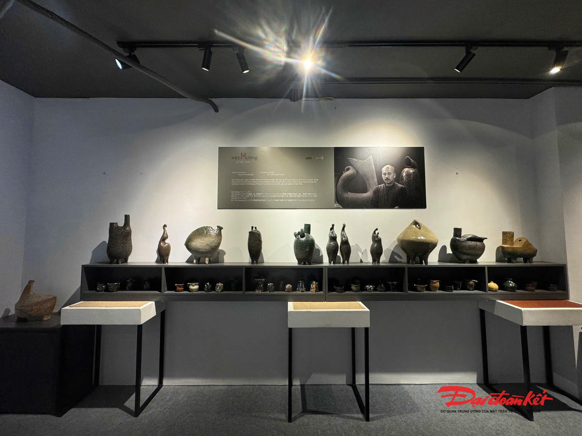 “Xương gốm, nhờ sử dụng đất tổ mối, đôi khi kết hợp đất Samot cho phép Vũ Đức Hiếu nung ở nhiệt cao những hình khối phức tạp của ngôn ngữ điêu khắc và tạo ra bề mặt gốm giàu cảm xúc tự nhiên.” Nhà phê bình Vũ Huy Thông chia sẻ. Ảnh: HM.