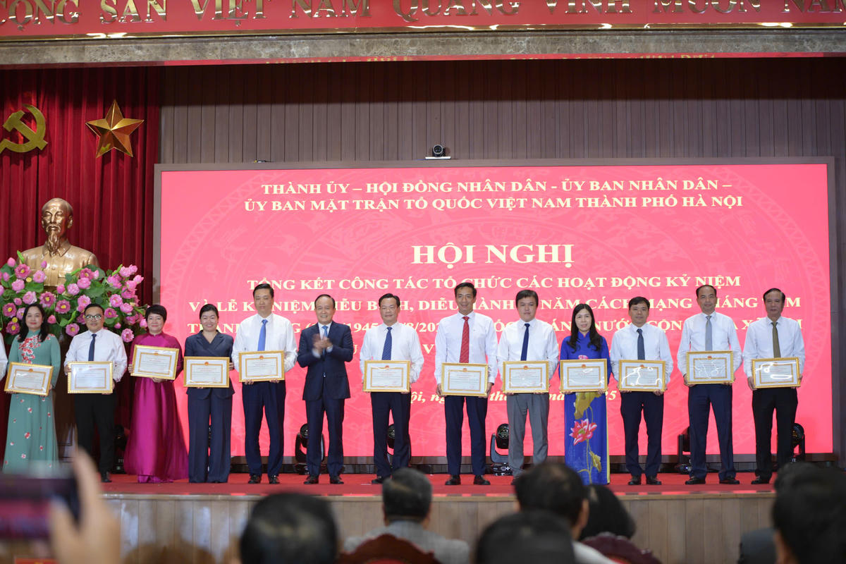 Phó Bí thư Thành uỷ, Chủ tịch HĐND TP Hà Nội Nguyễn Ngọc Tuấn trao Bằng khen của Ban Thường vụ Thành ủy Hà Nội cho các cá nhân. Ảnh: P. Sỹ.