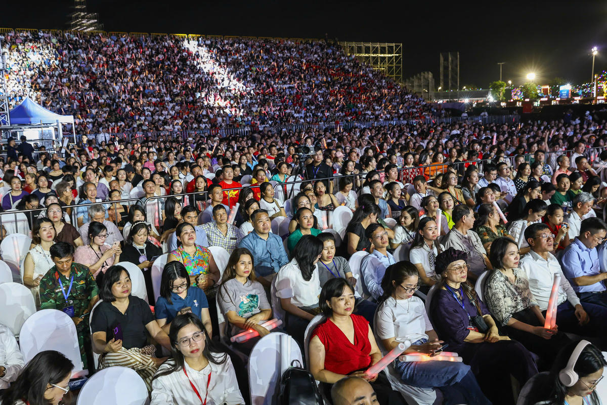 Đông đảo người dân tham gia lễ bế mạc. Ảnh: Quang Vinh.