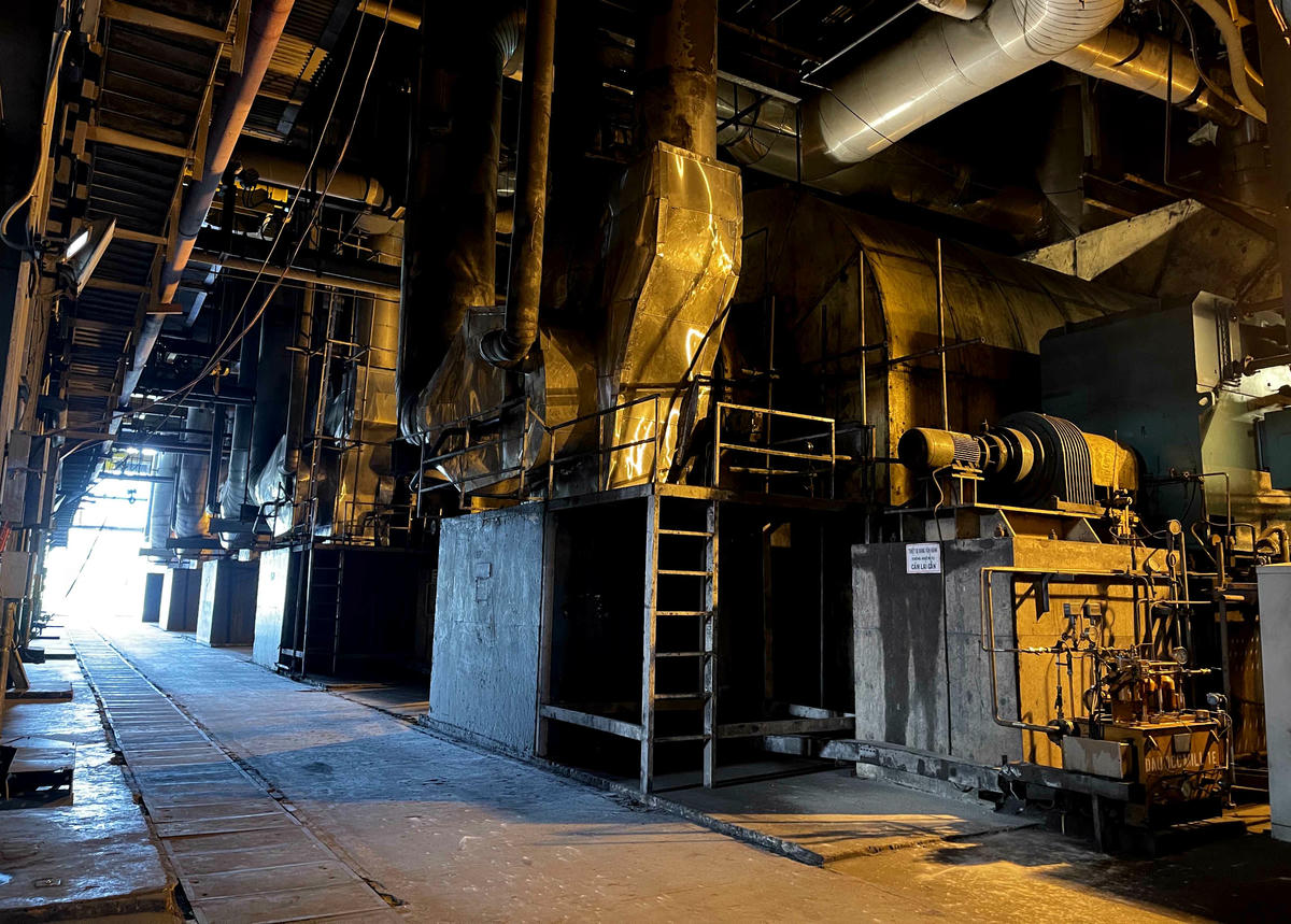 Than đá sau khi vận chuyển vào nhà máy được đưa vào hệ thống máy nghiền than của NMNĐ Duyên Hải 1 để đốt làm nhiên liệu. Ảnh: Trung Kiên. 