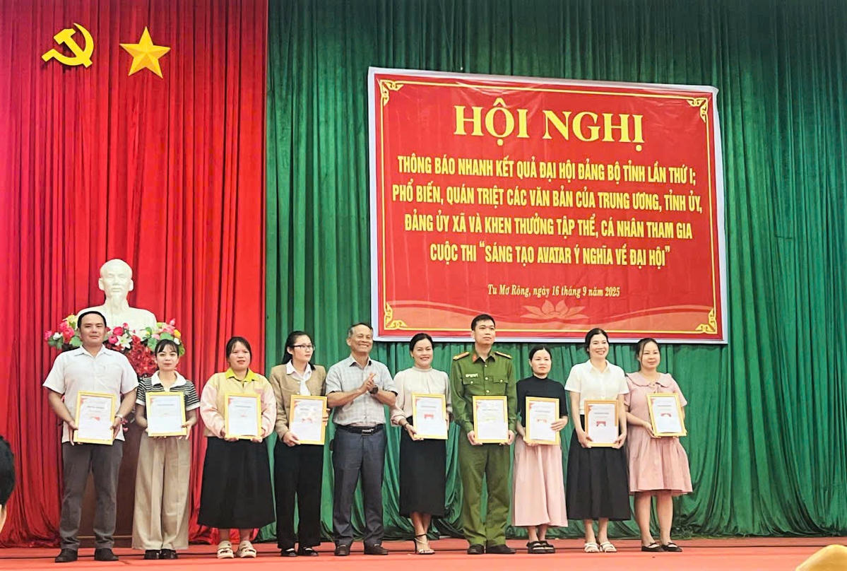 Lãnh đạo xã Tu Mơ Rông trao giải cho các cá nhân đạt giải Cuộc thi ‘Sáng tạo Avatar ý nghĩa về Đại hội’. Ảnh: CV.