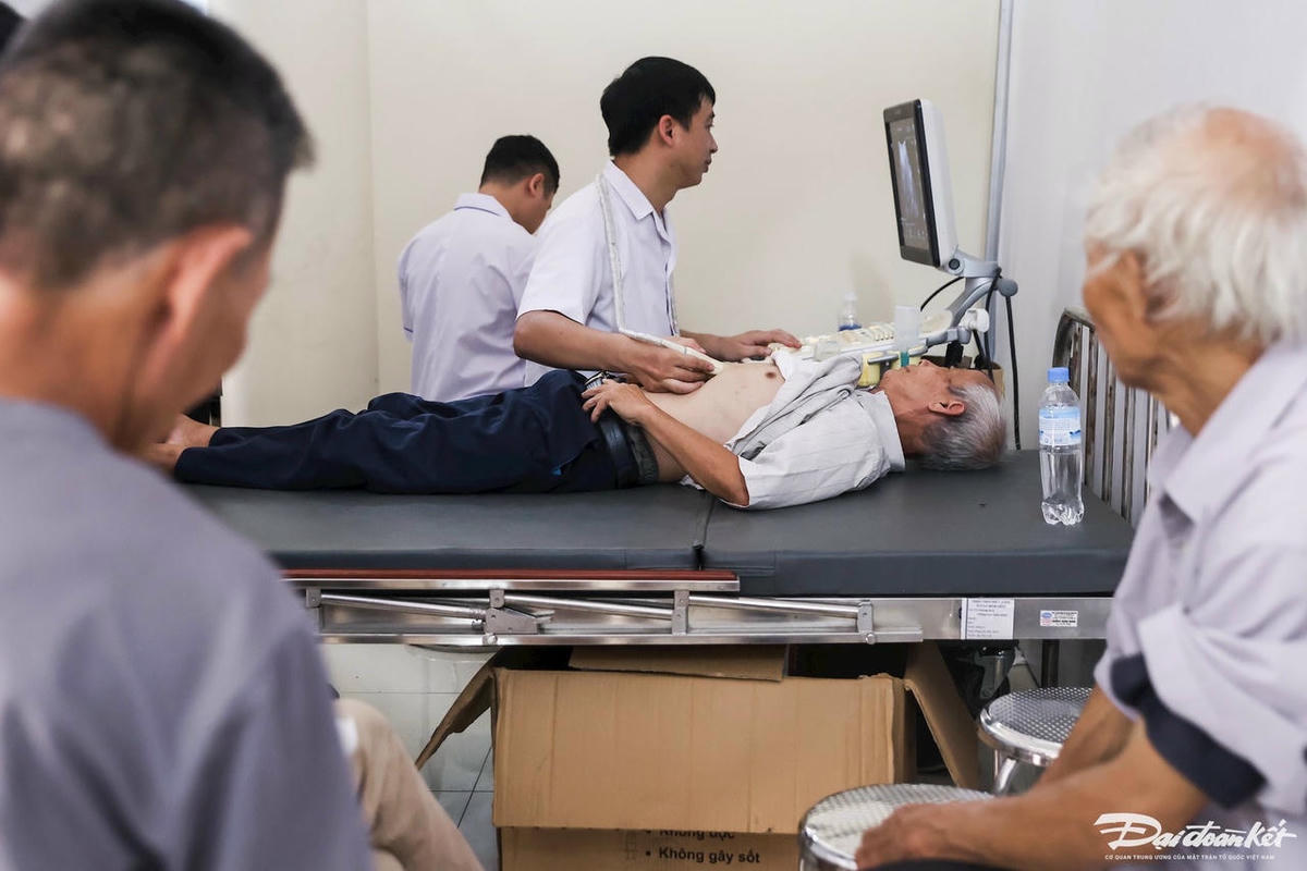 Các bác sĩ trong chương trình khám sức khỏe cho toàn dân tại xã Minh Châu đều là các bác sĩ có trình độ chuyên môn cao tình nguyện về khám miễn phí cho bà con. Ảnh: Quang Vinh.