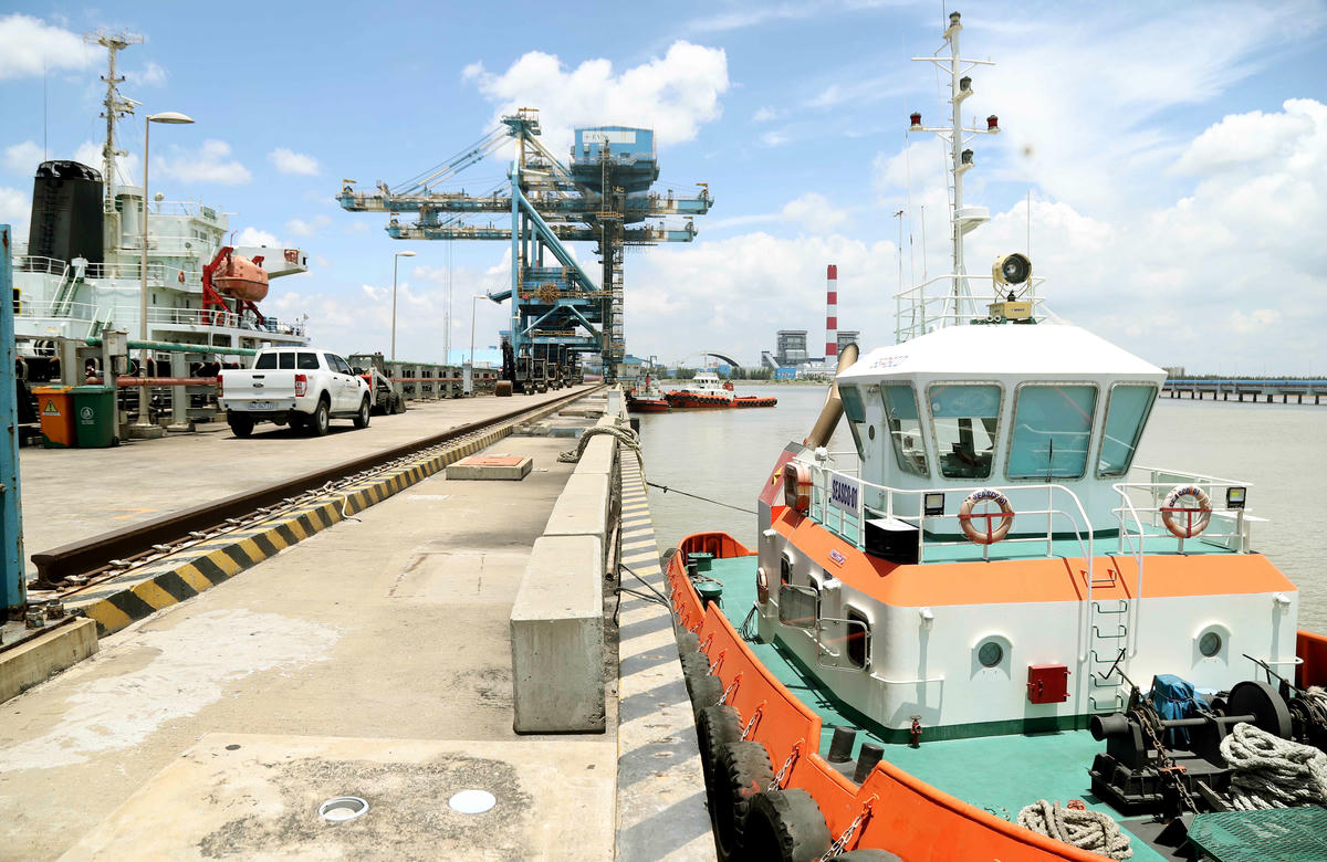 Dịp này chúng tôi cũng được tham quan khu vực cảng tiếp nhiên liệu phục vụ cho các nhà máy. Ảnh: Trung Kiên. 