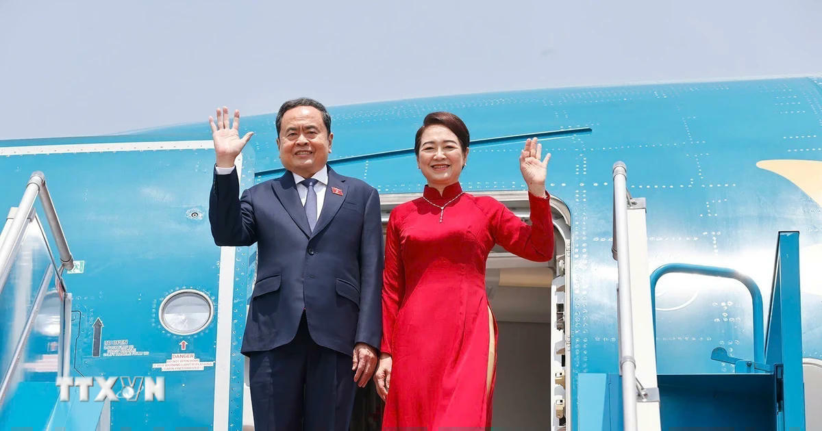 Chủ tịch Quốc hội Trần Thanh Mẫn và Phu nhân rời Hà Nội, lên đường tham dự AIPA-46 và thăm chính thức Malaysia. (Ảnh: Doãn Tấn/TTXVN)