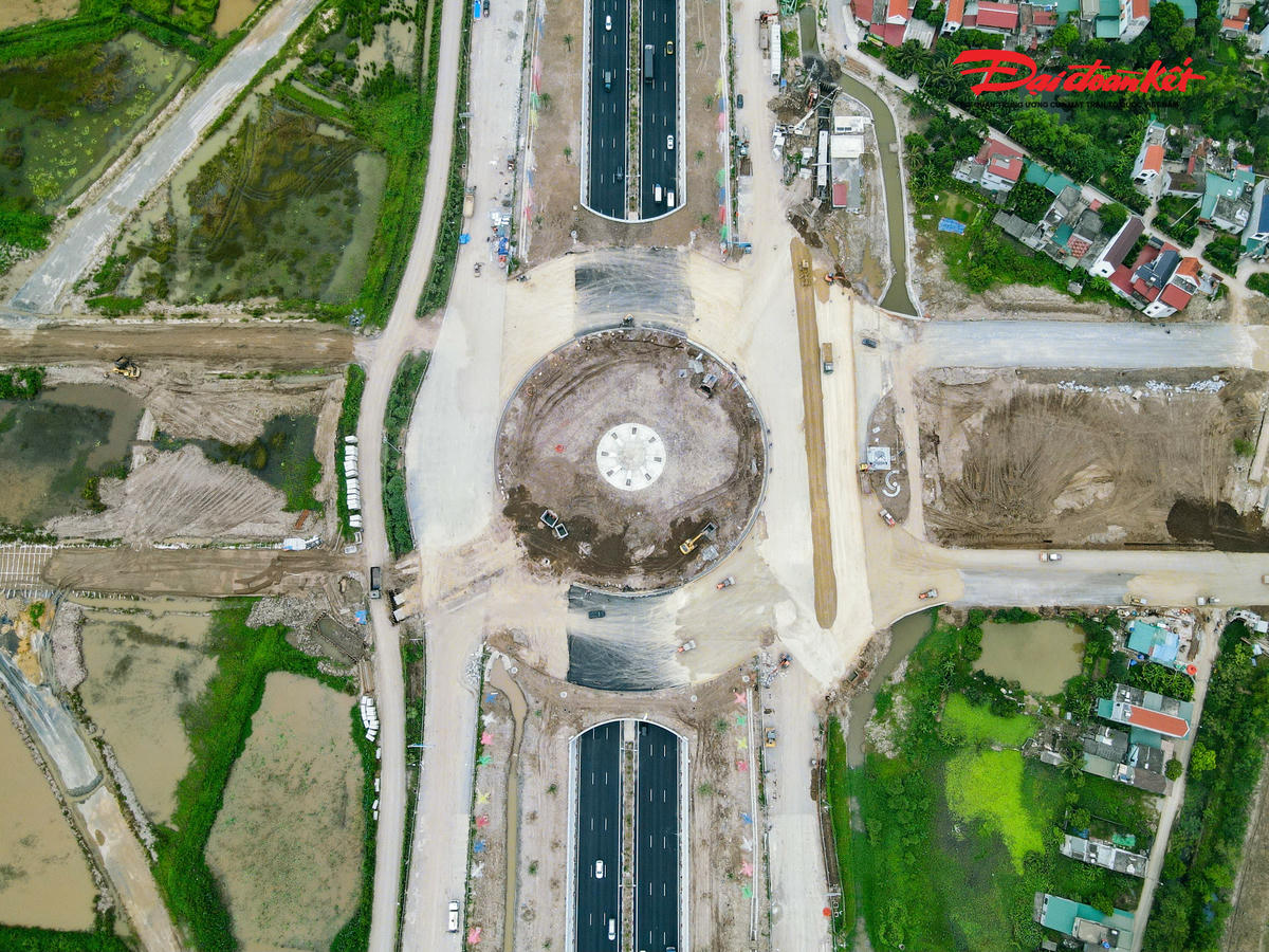 Nút giao Phú Thứ được thiết kế liên thông 3 tầng. Tầng 1 là hầm chui xuyên qua cao tốc Cầu Giẽ – Ninh Bình với quy mô 6 làn xe, tốc độ thiết kế 120 km/h, cho phép các phương tiện lưu thông liên tục mà không phải dừng chờ. Ảnh: Đình Minh