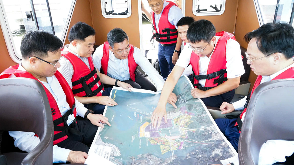 TS Lê Mạnh Hùng-  Chủ tịch HĐTV Petrovietnam cùng lãnh đạo Petrovietnam khảo sát khu vực dự kiến xây dựng tổ hợp lọc hóa dầu tại Long Sơn.