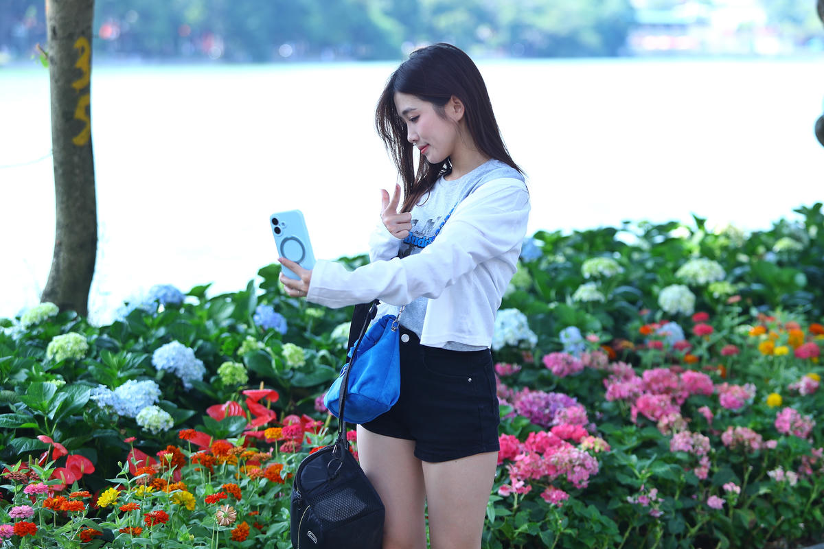 Hồ Hoàn Kiếm ngập tràn sắc hoa ngày đầu Thu, giới trẻ ùn ùn đến check-in 