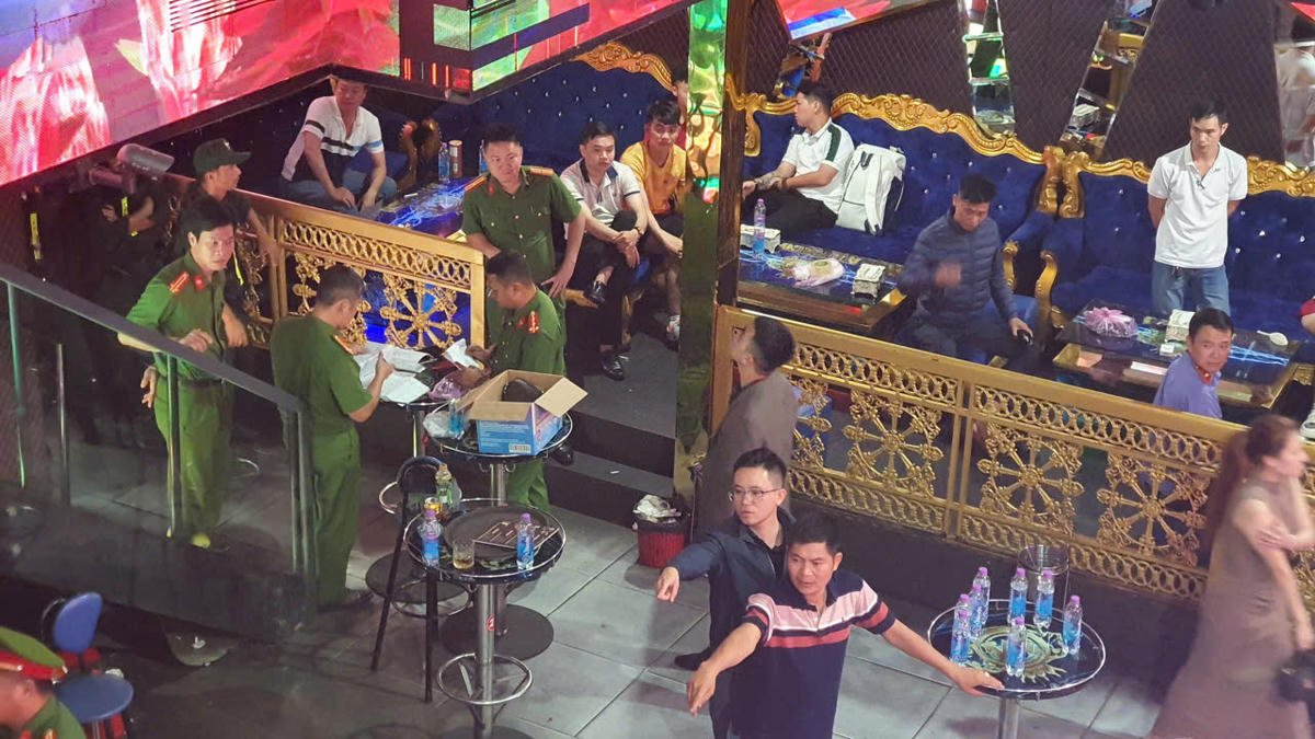 Lực lượng chức năng đột kích quán bar trên địa bàn phường Buôn Ma Thuột. Ảnh: SĐ.