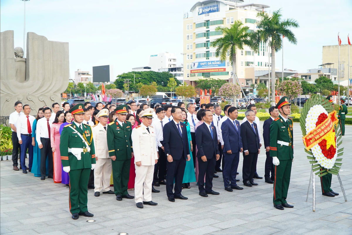 Đoàn đại biểu vào viếng các anh hùng liệt sĩ tại Đài tưởng niệm thành phố. Ảnh: Nguyễn Tú.