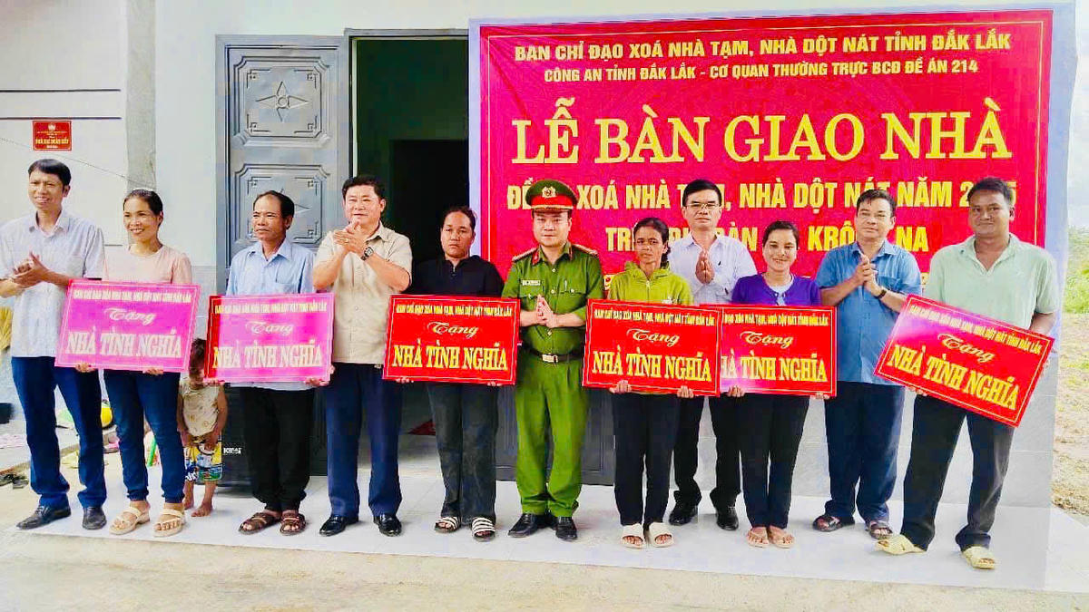 Thượng tá Lê Thanh Tuân, Trưởng Công an xã cùng lãnh đạo xã Krông Na (cũ) bàn giao nhà tình nghĩa cho các hộ nghèo. Ảnh: TN.