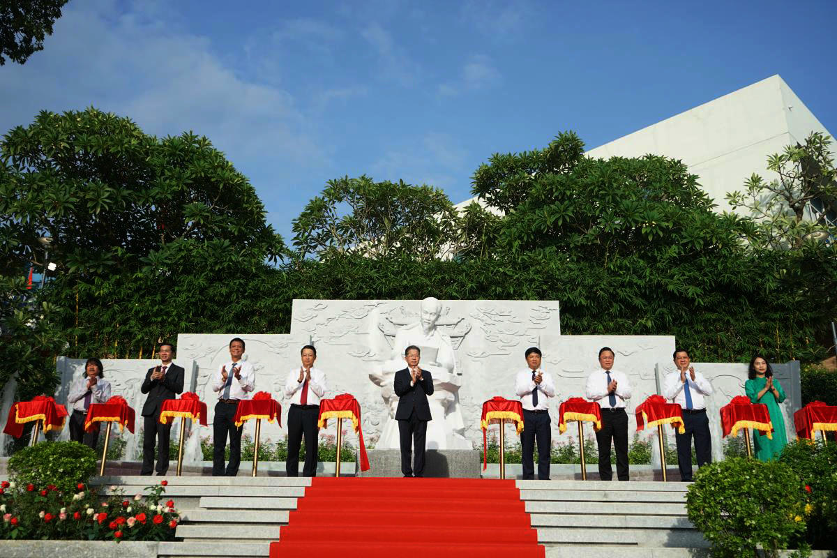 Công trình Tượng Bác Hồ và khuôn viên cảnh quan Thư viện Khoa học tổng hợp (đường Bạch Đằng, phường Hải Châu) do Ban quản lý dự án đầu tư xây dựng các công trình dân dụng, công nghiệp và hạ tầng kỹ thuật Đà Nẵng làm chủ đầu tư, khánh thành cuối tháng 8/2025. Ảnh: Nguyễn Tú.