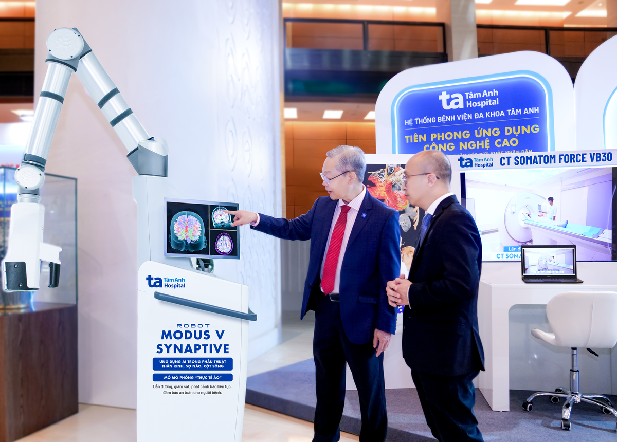TTƯT.ThS.BS.CKII Chu Tấn Sĩ chia sẻ về ưu điểm của Robot AI Modus V Synaptive trong phẫu thuật thần kinh - sọ não - cột sống. Ảnh: BVĐK Tâm Anh