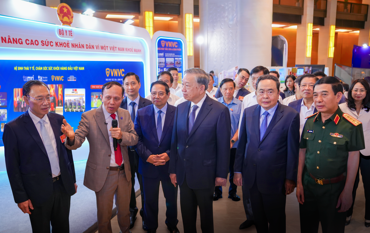 Tổng Bí thư Tô Lâm, Thủ tướng Chính phủ Phạm Minh Chính, Chủ tịch Quốc hội Trần Thanh Mẫn, Đại tướng Phan Văn Giang - Bộ trưởng Bộ Quốc phòng thăm dàn Robot AI do PGS.TS.BS Nguyễn Xuân Hiền giới thiệu. Ảnh: BVĐK Tâm Anh.