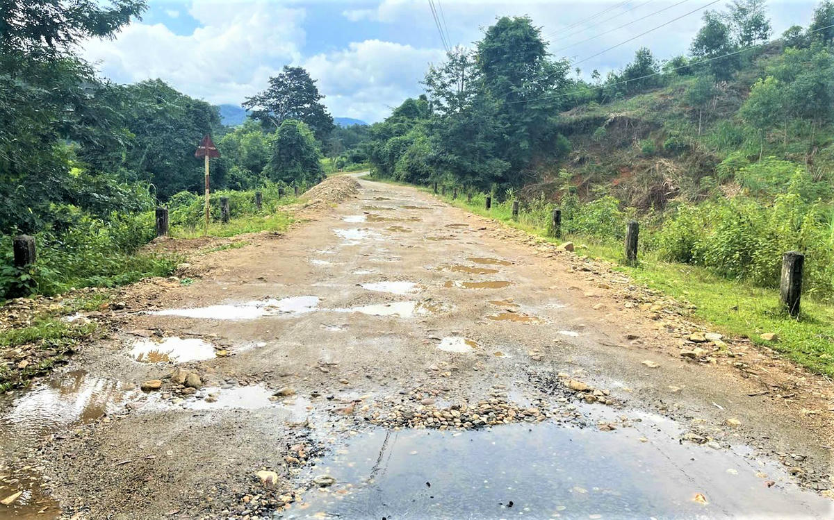 Tuyến đường ĐH85 xuất hiện nhiều ổ gà, ổ voi. Ảnh: Chí Đại.