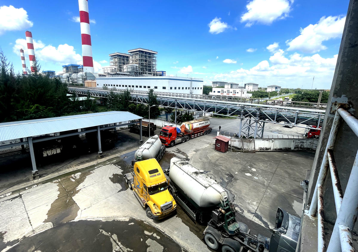 Các xe bồn xếp lốt hàng dài để thu gom tro bay về các nơi làm phụ da cho sản xuất xi măng. Ảnh: Trung Kiên.  