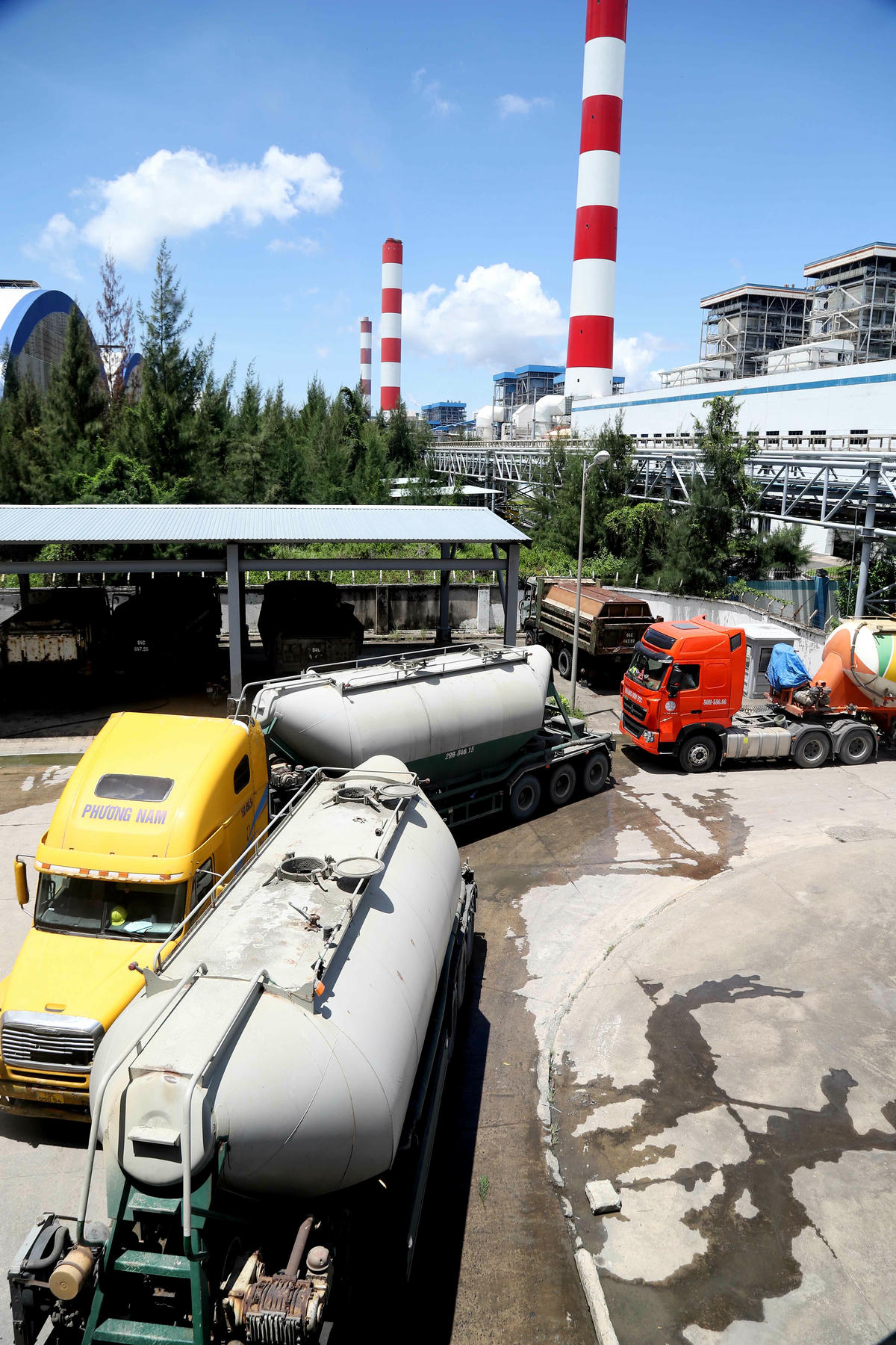 Thu gom tro bay từ nhà máy phải dùng bằng xe bồn đậy kín, tránh tro bị bay ra môi trường gây ô nhiễm. Ảnh: Trung Kiên.  