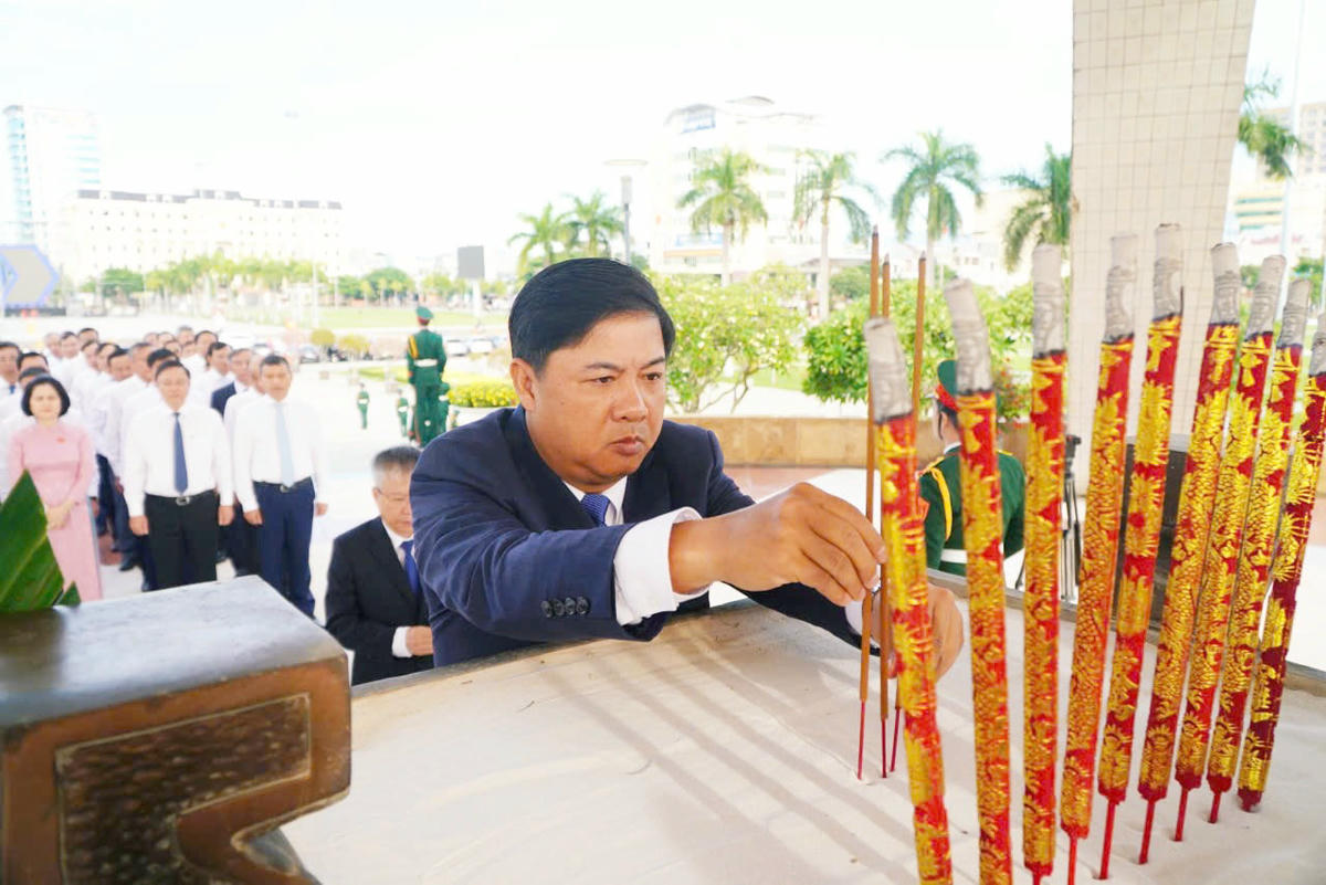 Dâng hương tưởng niệm anh hùng liệt sĩ trước Đại hội Đảng bộ TP Đà Nẵng