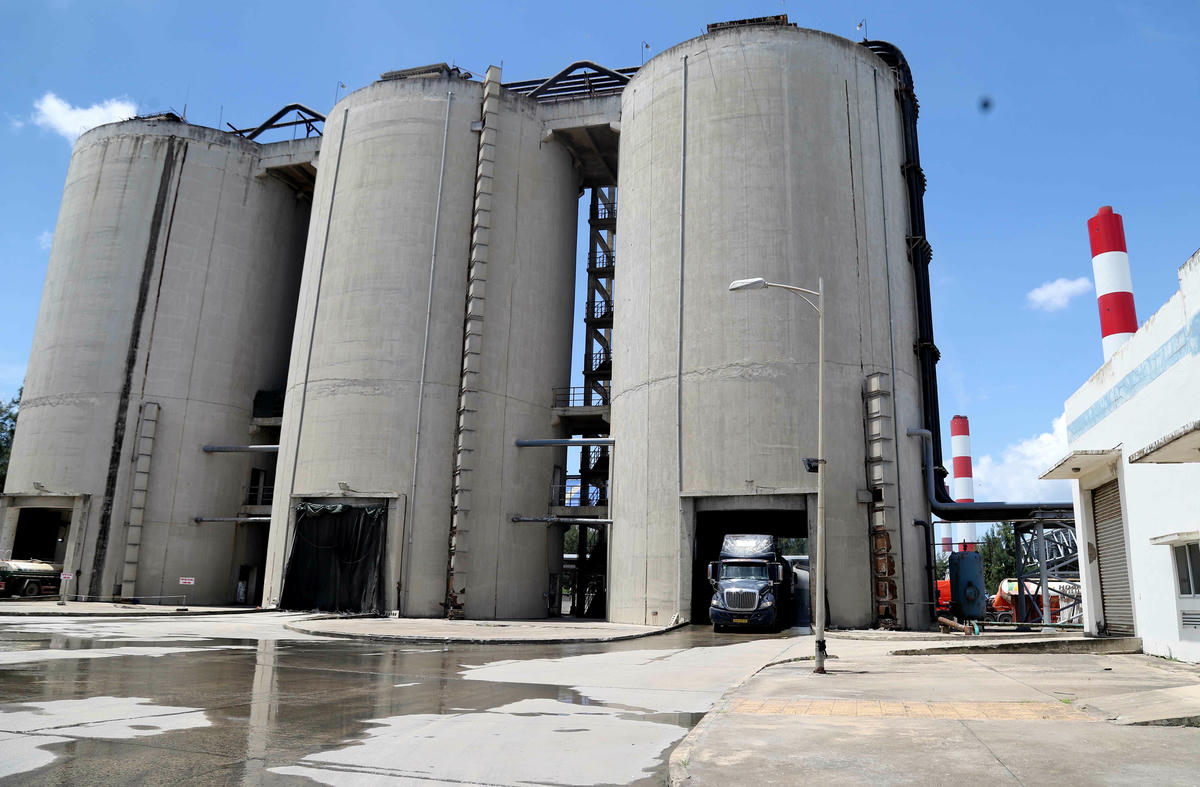 Các xe bồn hứng tro bay được xả từ Silo của NMNĐ Duyên Hải 1. Ảnh: Trung Kiên. 