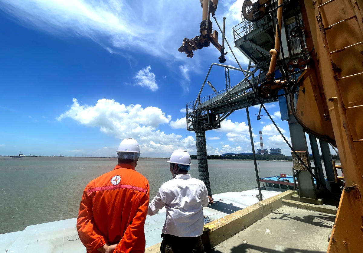 Trong bay NMNĐ DH1 đưa ra cảng xuất tro bằng đường ống kín silo khu vực cảng để cung cấp cho các đối tác tiếp nhận tro bay bằng tàu/sà lan có ngăn chứa kín. Ảnh: Trung Kiên. 